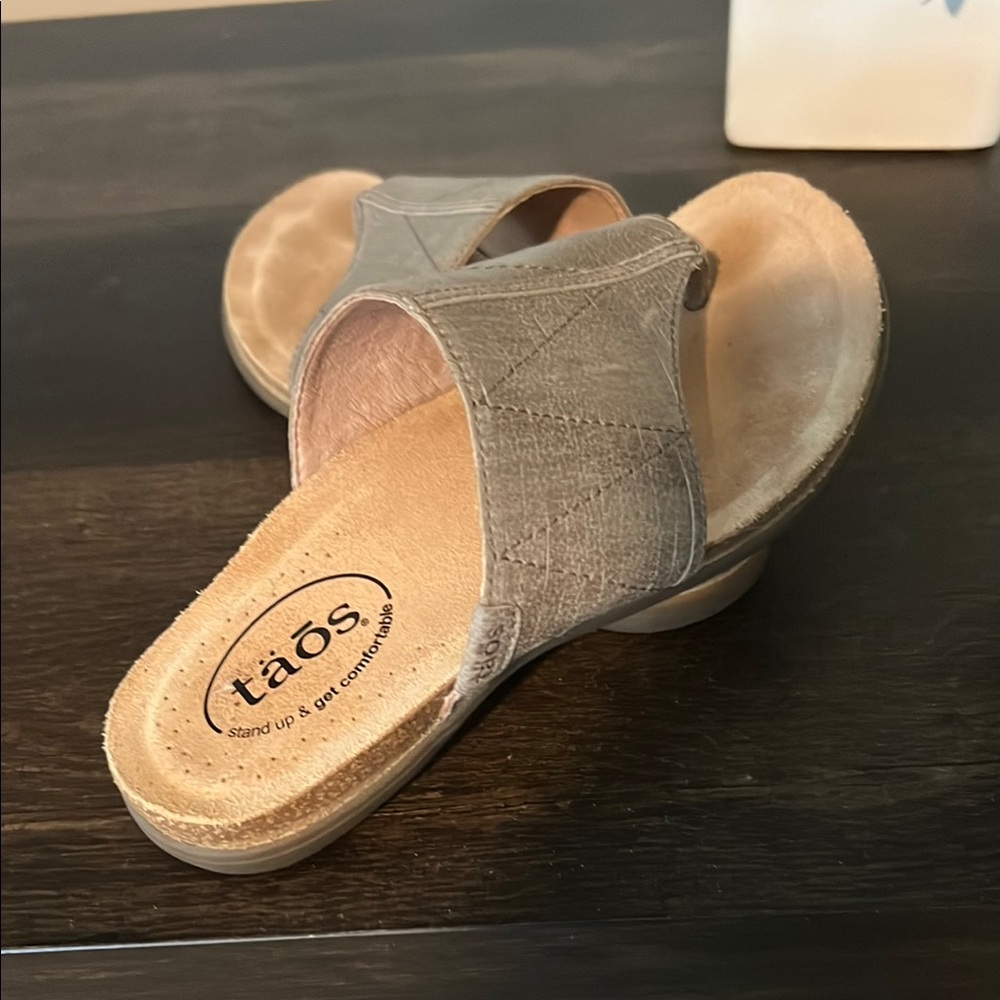 Taos Footwear Women's - Rumor Gray Slide Sandals - size 6 (runs big)